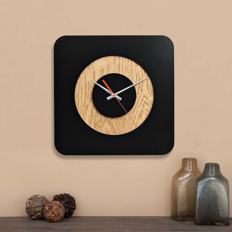 ساعت دیواری مشکی با زمینه چوبی