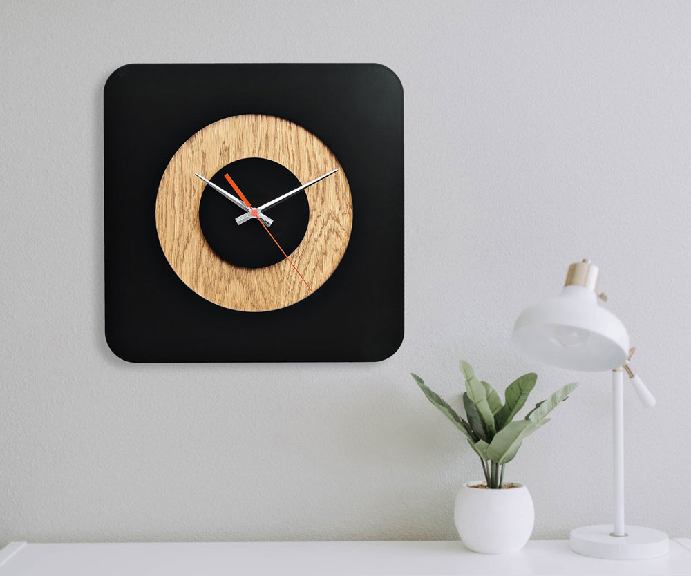 ساعت دیواری با طرح جدید جنس چوبی با ترکیب دو رنگ مناسب نشیمن