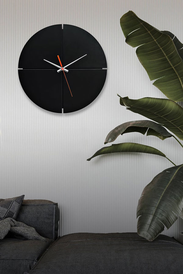 ساعت دیواری مدل بلک فور با رنگ مشکی و طراحی زیبا