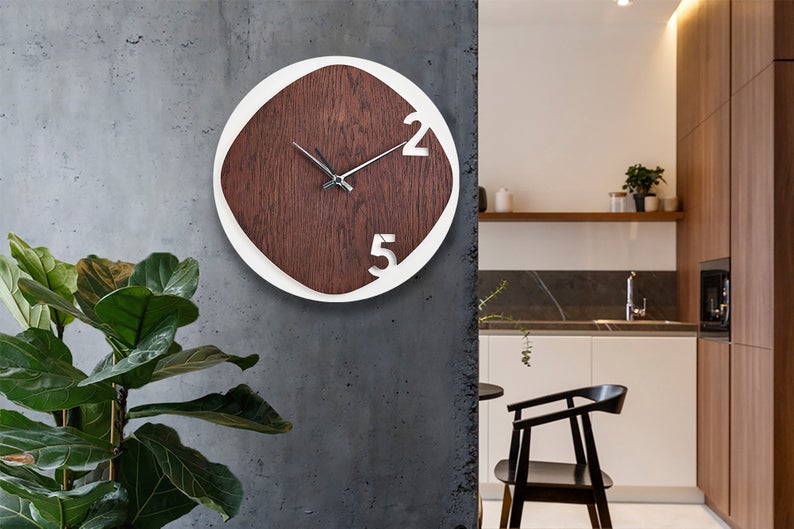 ساعت دیواری طرح جدید جنس چوبی مناسب اتاق نشیمن در دو طرح