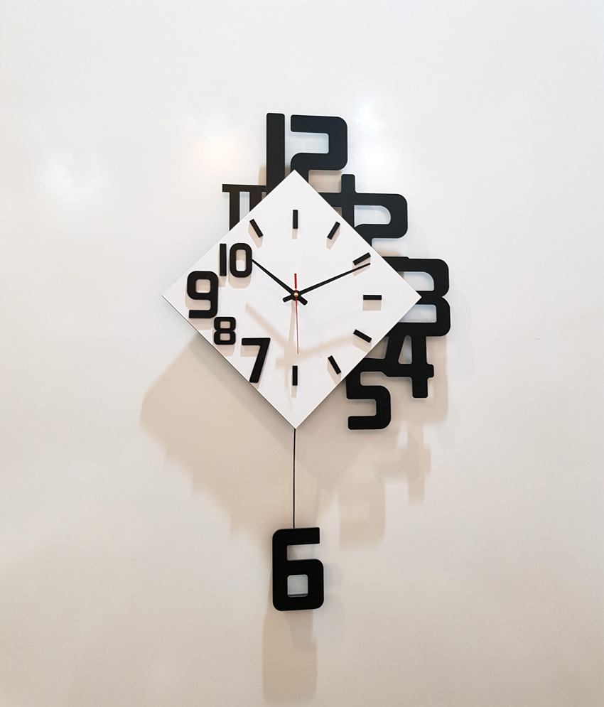ساعت دیواری مدل saloviya با ترکیب رنگ مشکی و سفید